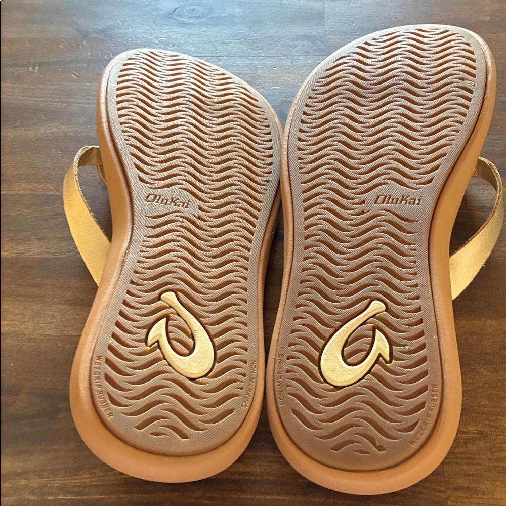 OluKai Kapehe Luana Metallic Gold Sandals - 8 - Picture 4 of 5